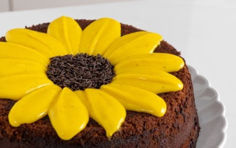 Este bolo de chocolate e maracujá é tudo o que precisa para receber a primavera